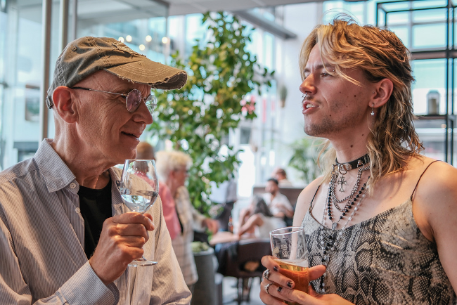 Twee mensen in gesprek aan een tafel