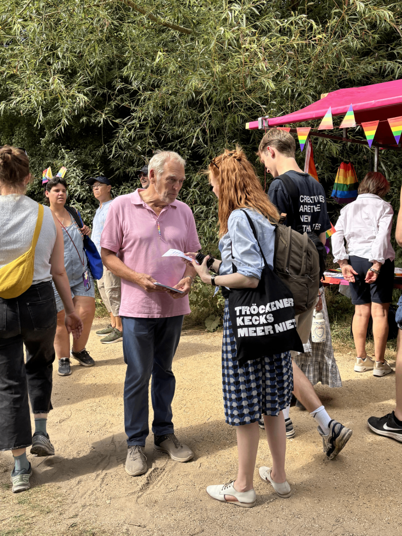 Bezoekers in gesprek bij de Wel zo Roze-stand