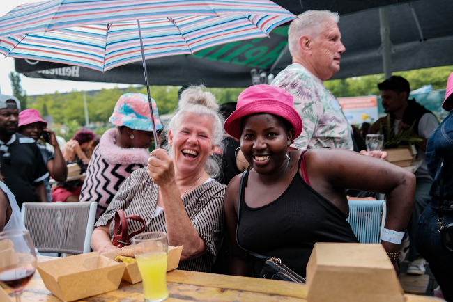 Twee mensen lachen samen tijdens een festival
