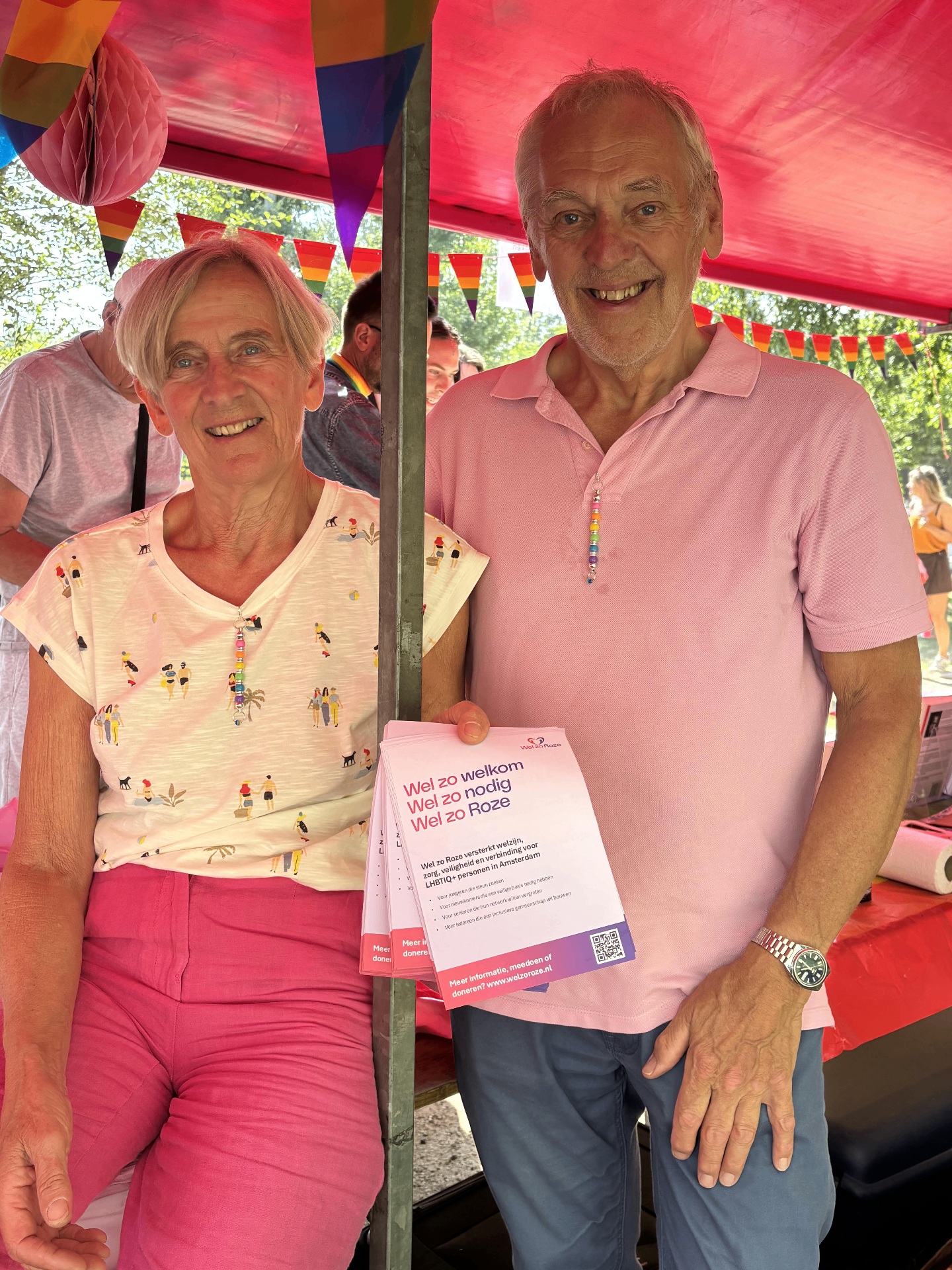 Twee vrijwilligers van Wel zo Roze bij de stand met flyer